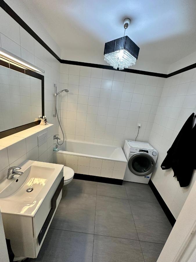 Apartamento Browar Lubicz- 5Min Walk To The Old Town, Garage Cracovia Exterior foto